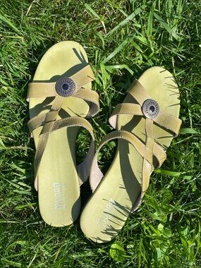 Munro Light Olive Leather Slide Sandals with Decorative Medallion